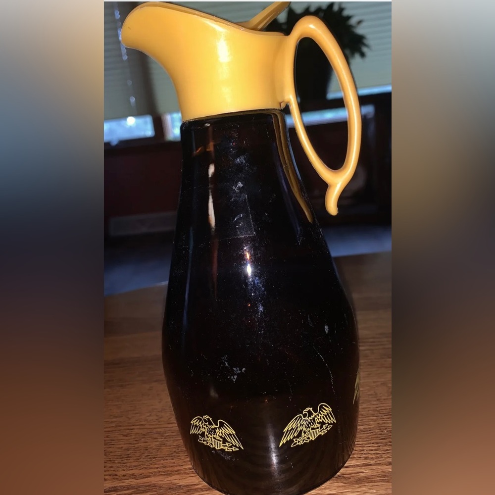 Amber LOG CABIN Syrup Dispenser Glass Bottle‎ Yellow Eagle & Top 1970’s Vintage